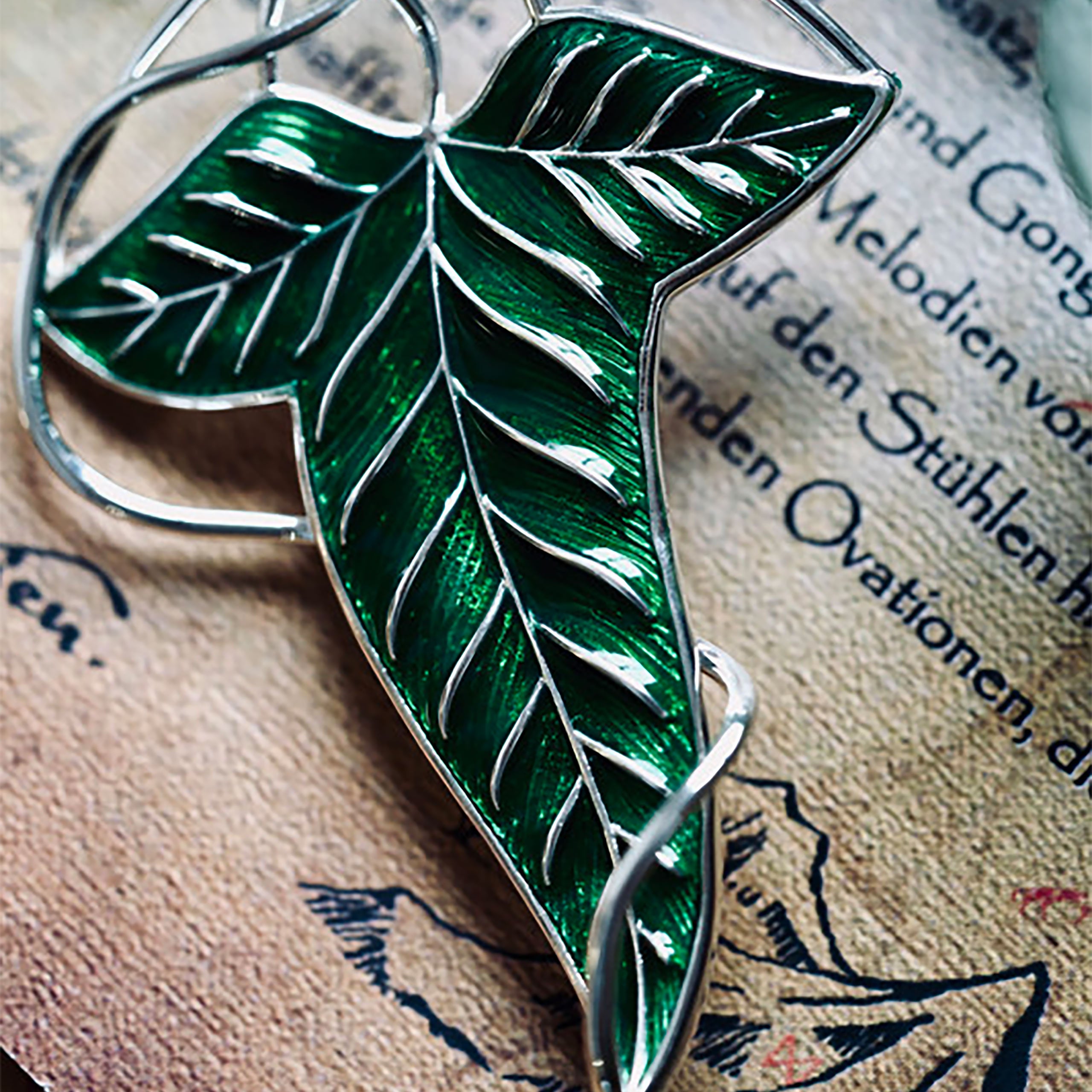 Product image The Lord of the Rings - Leaf Brooch Replica