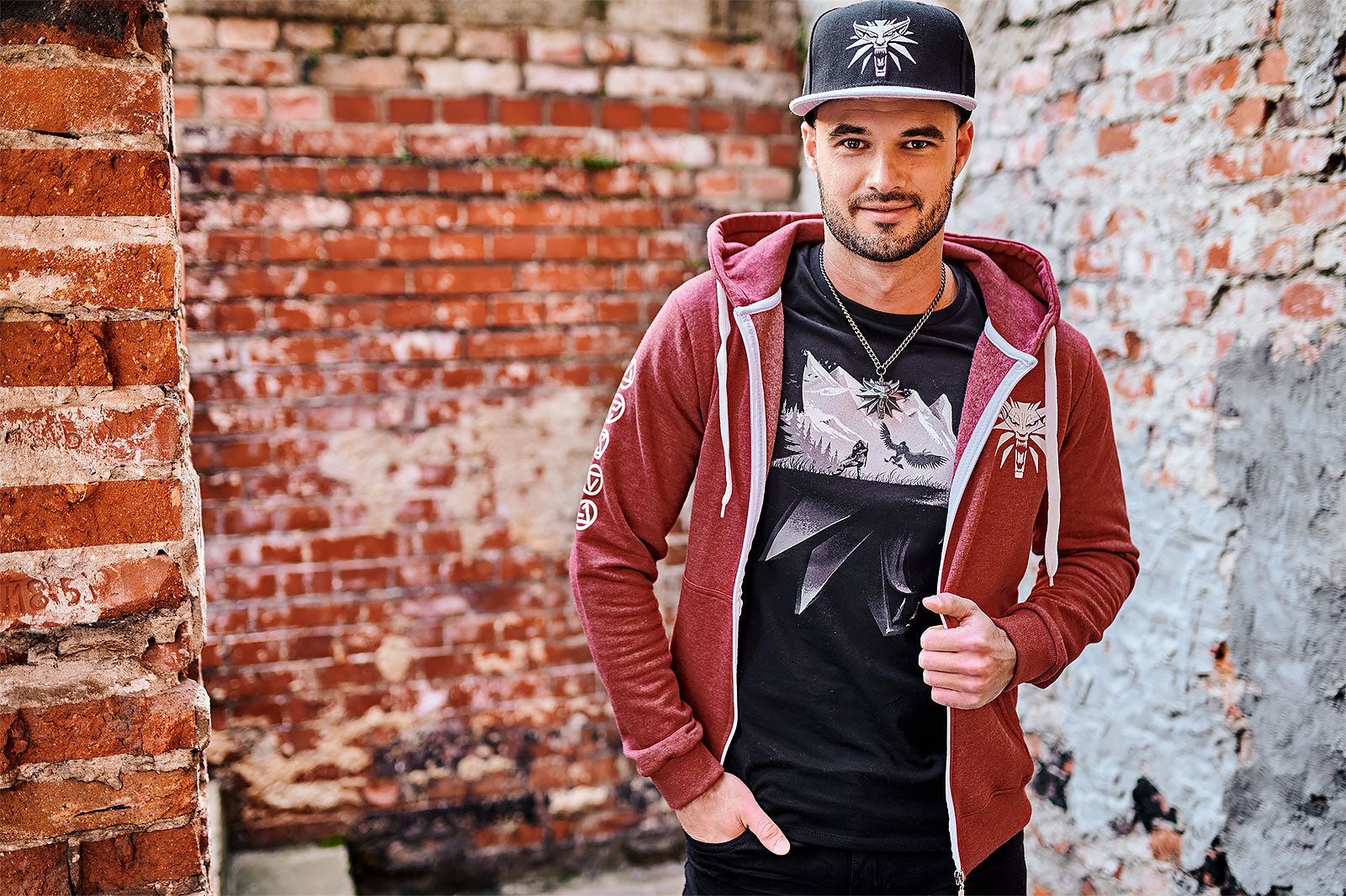 Product image Witcher - Wolf Medallion Hoodie red