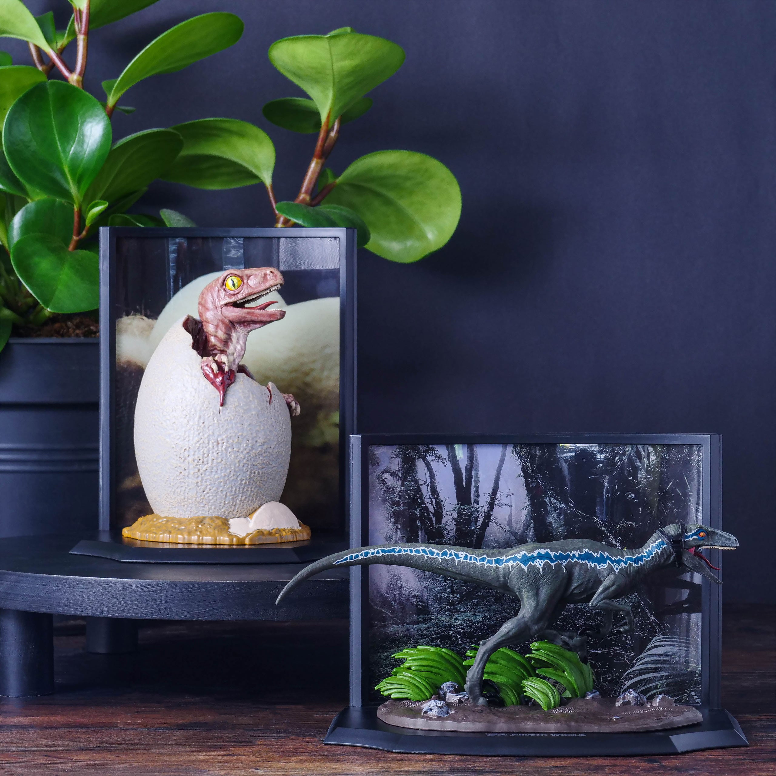 Product image Jurassic Park - Baby Velociraptor Egg Diorama Figure