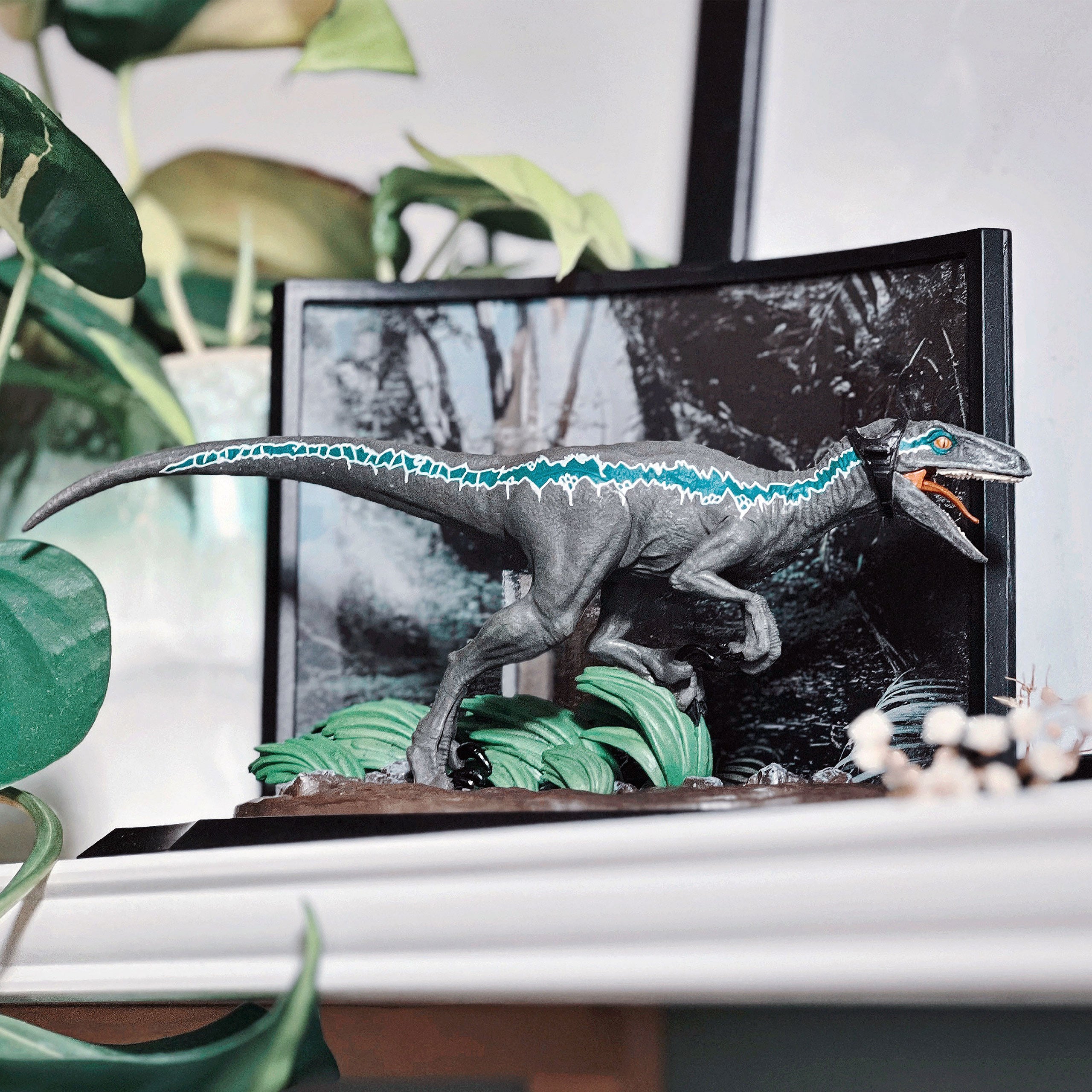Product image Jurassic Park - Blue Velociraptor Diorama Figure