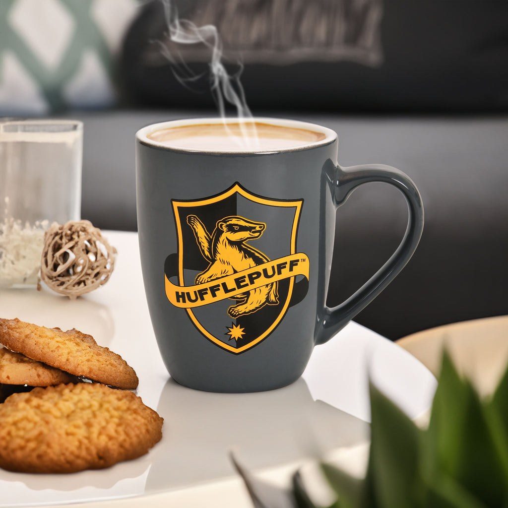 Product image Hufflepuff Logo Mug grey - Harry Potter