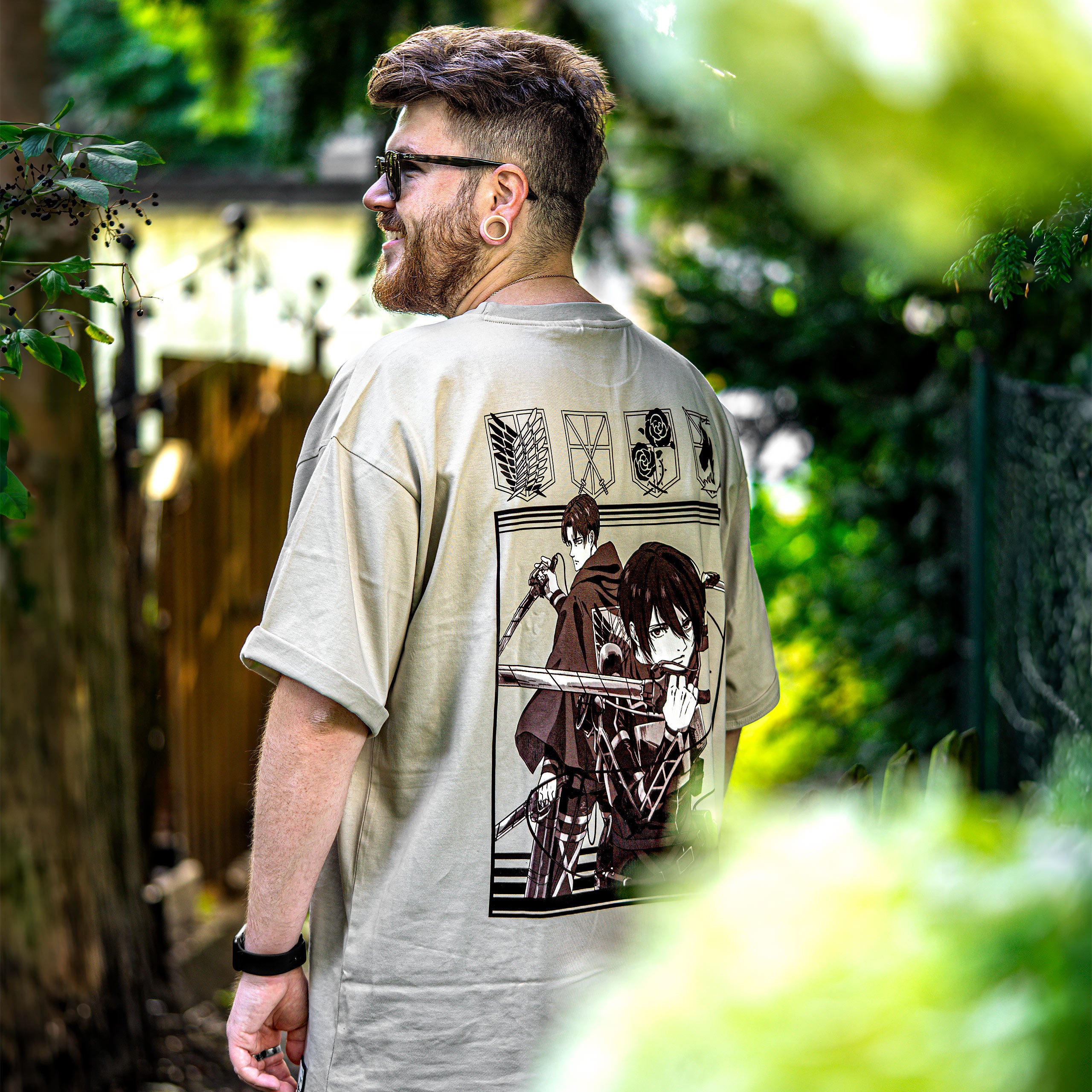 Product image Attack on Titan - Group Oversize T-Shirt beige