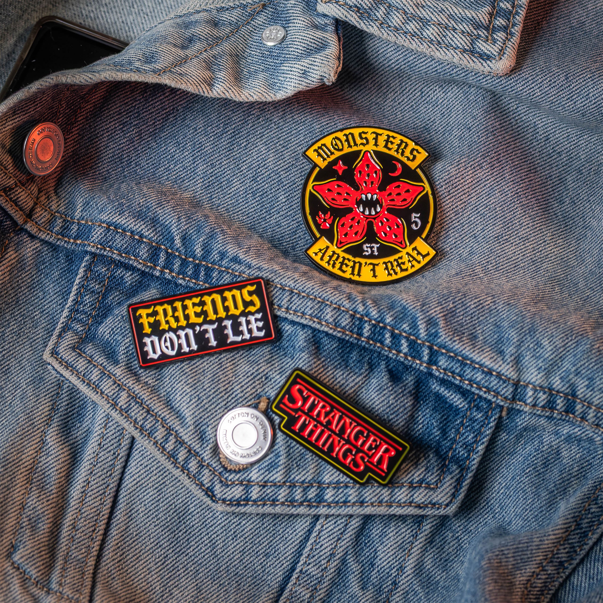 Product image Stranger Things - Friends Pins Set of 3