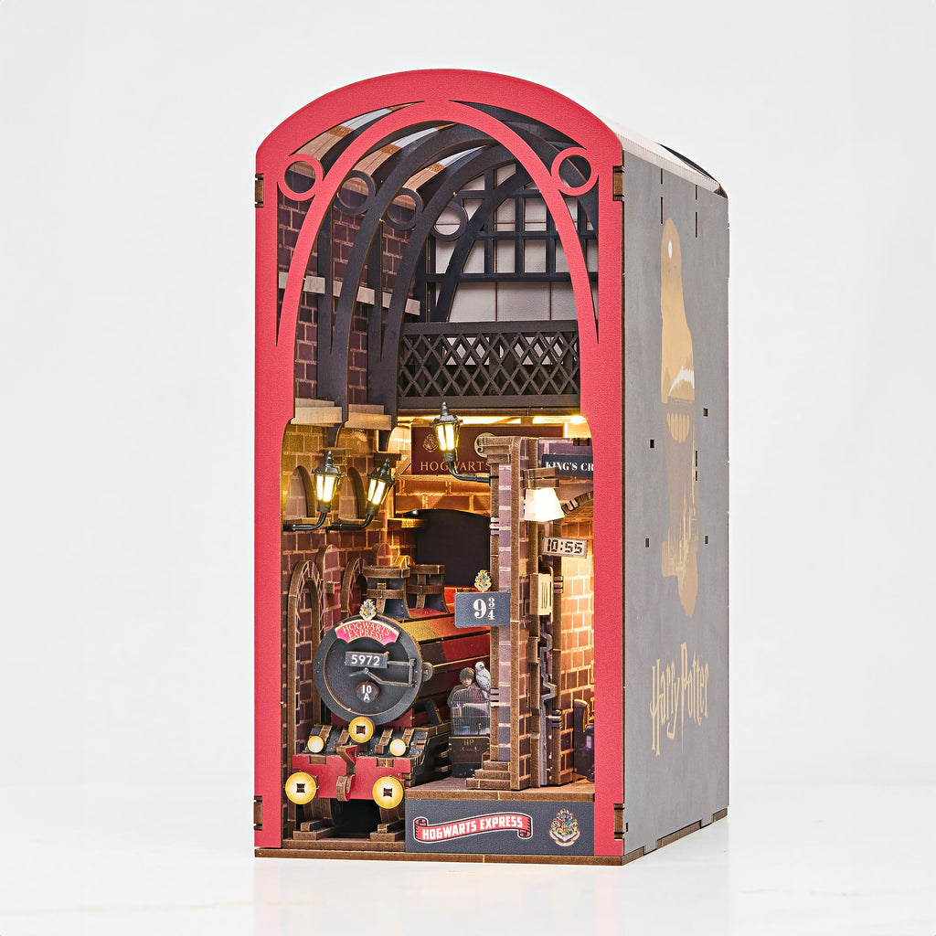 Product image Harry Potter – Hogwarts Express Book Nook Model Kit Wood