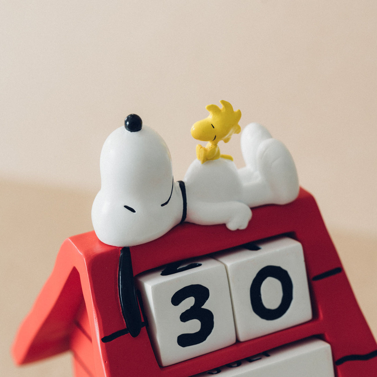 Product image Peanuts 3D Perpetual Calendar Snoopy Doghouse